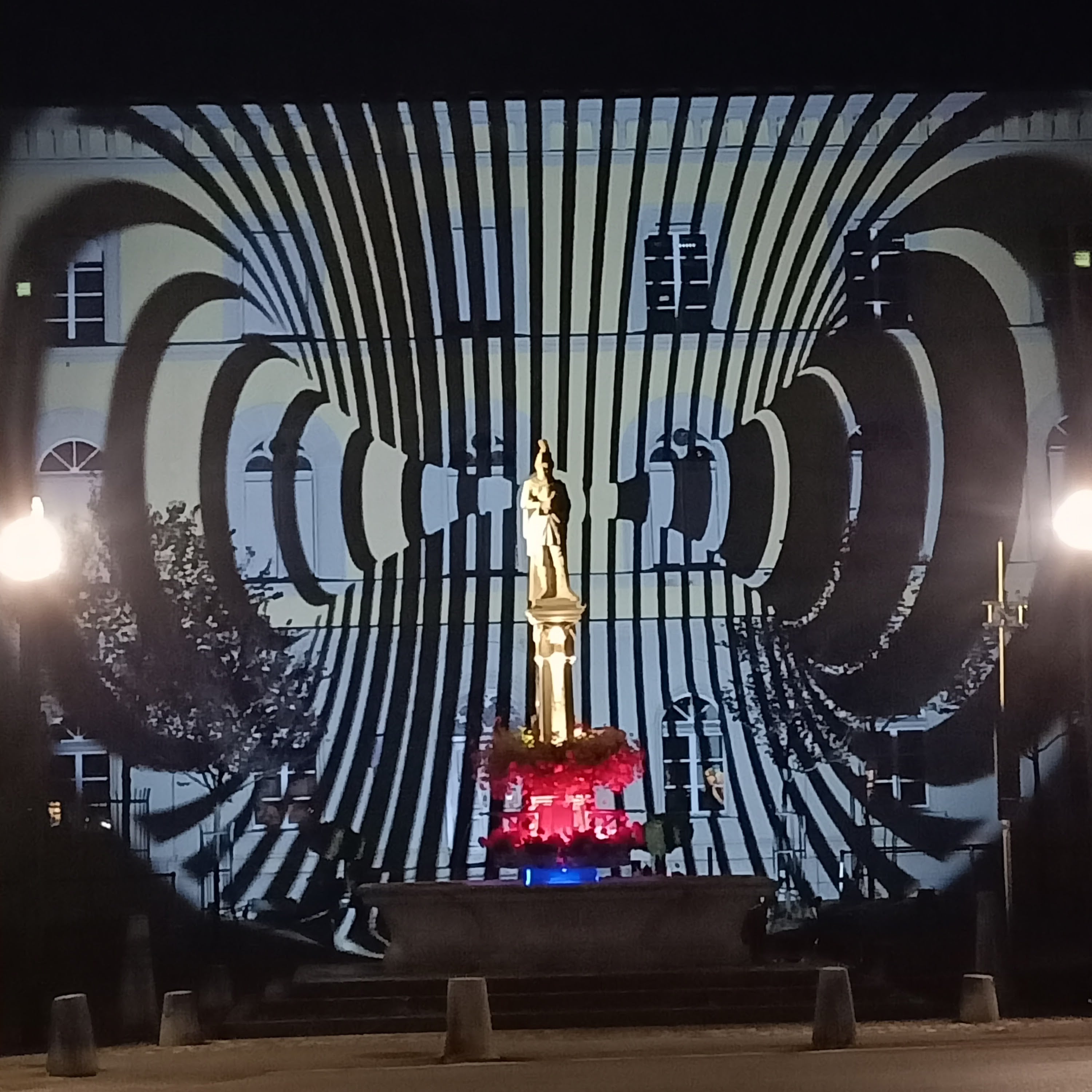 Logo projectors: Painting Logos on Buildings with 200W Power