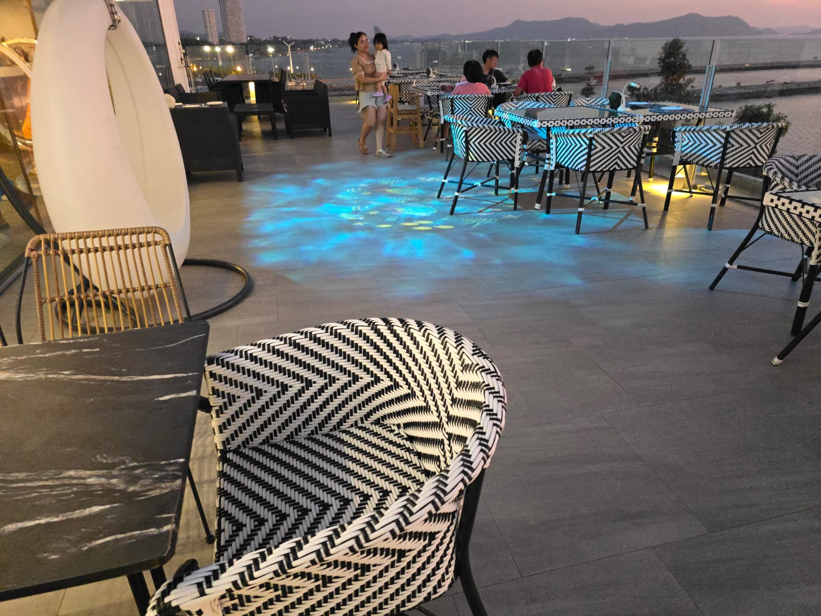 Thailand Sattahip Restaurant: A romantic encounter between water patterns and fish